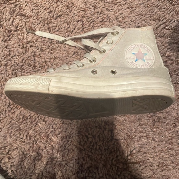 Unique pink and white converse with fun details - Picture 1 of 2